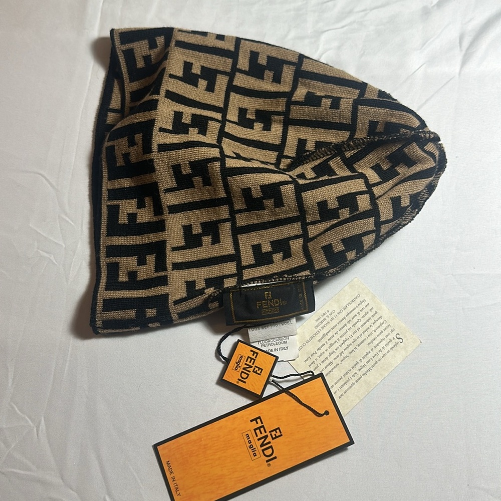 ๐๏ธ๐๏ธHOST PICK๐ Authentic Fendi Brown Zucca Beanie, Get cozy this winter :) NWT - Picture 7 of 9